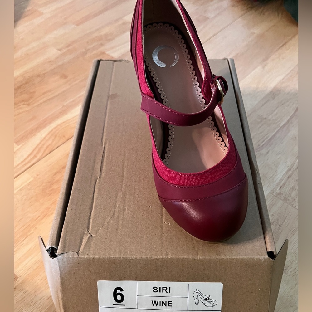 Round tow red heel